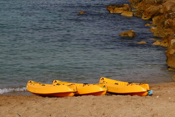 Obraz premium Sports equipment and equipment in a city park on the Mediterranean coast.