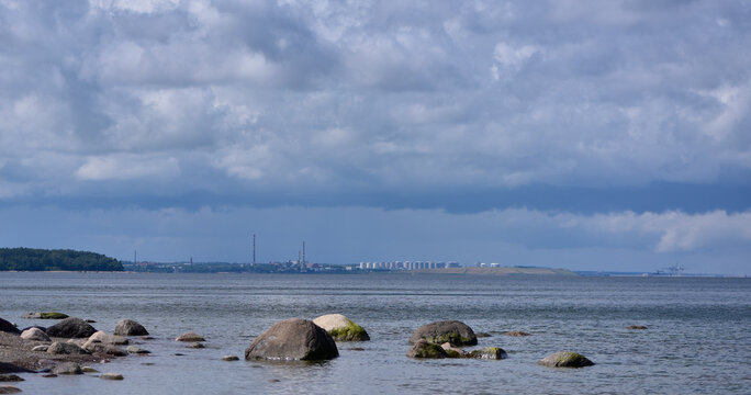 Clouds and stones in the Narva-Bay