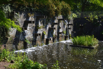 Moderner Brunnen mit Wasserfällen im städtische Park am Wallgraben in Hamburg, Deutschland.
