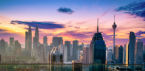 Obraz premium Cityscape of Kuala lumpur city skyline view on the roof top of hotel at sunrise in Malaysia.