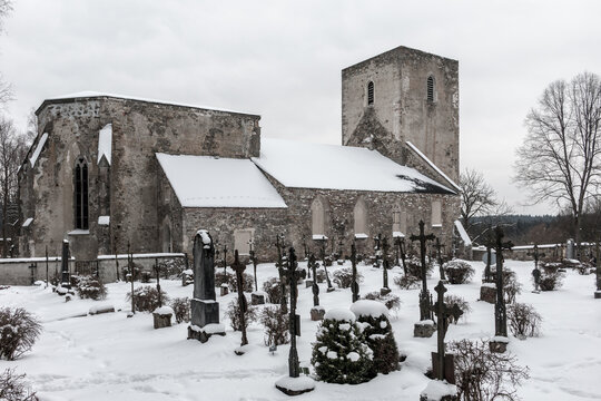 Kirche und Friedhof in D&ouml;llersheim (Nieder&ouml;sterreich) im Winter