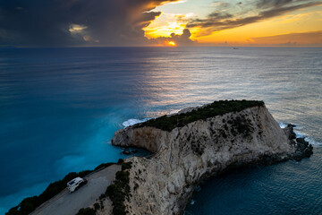 paesaggio dall'alto con drone al tramonto sul mare in area sosta camper su costa a picco a lefkada...