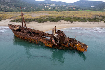 paesaggio di mare con relitto nave incagliata su spiaggia scattata dall'alto con il drone in grecia