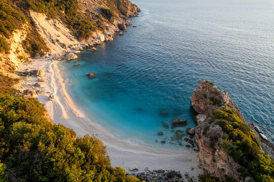 paesaggio di Spiaggia di sabbia con mare azzurro, vista dall'alto aerea scattata con il dronte al tramonto sulla costa di Lefkada in Grecia 