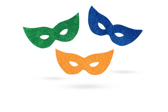 M&aacute;scaras y antifaz brillante de colores de carnaval sobre un fondo blanco liso y aislado. Vista de frente y de cerca. Copy space