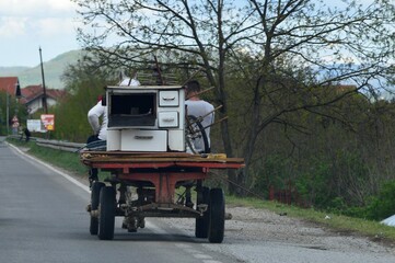 Obraz premium an old stove on a horse-drawn cart