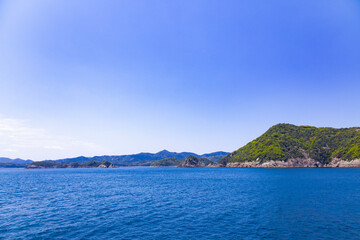 Fototapeta premium 福江港発奈留島行きの船から見た風景