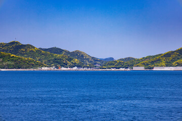 Fototapeta na wymiar 福江港発奈留島行きの船から見た風景
