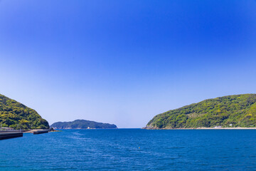 Fototapeta premium 福江港発奈留島行きの船から見た風景