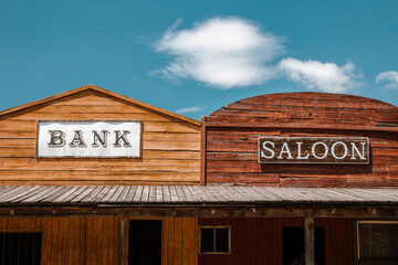 Obraz premium Bank and saloon facade in wild western city