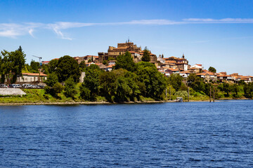 Vista Catedral de Santa María de Tui sobre el Rio Miña Galicia 