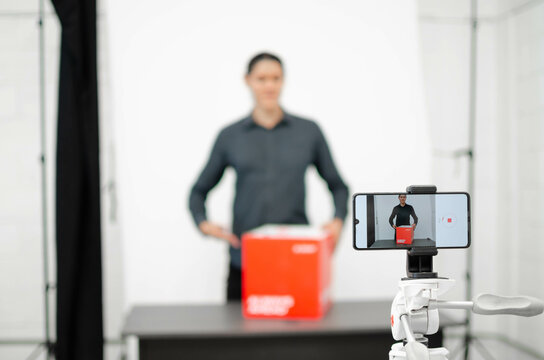 celular grabando a un hombre creador de contenido, redes sociales
