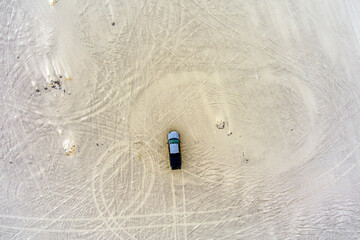 Aerial view directly above of a pickup truck in the Nevada desert near Sand mountain recreation area. - obrazy, fototapety, plakaty