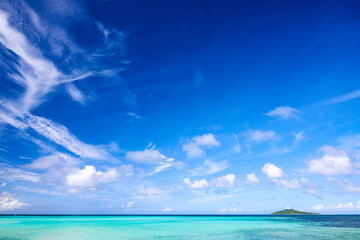 沖縄県宮古島　ブルーグラデーションの海と島