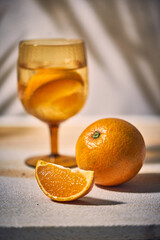 Suco de laranja sobre a mesa com sombra de arvores