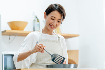 家で料理をする日本人女性