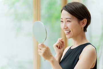 手鏡を持つ女性　スキンケアコンセプト