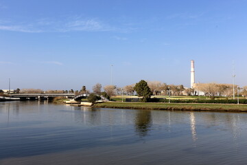 Obraz premium The Yarkon river in the city park in Tel Aviv.
