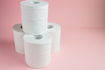 トイレットペーパーとピンク背景の左寄りの写真