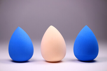objetos para maquillar, labiales de distintos colores.

objects to make up, lipsticks of different...