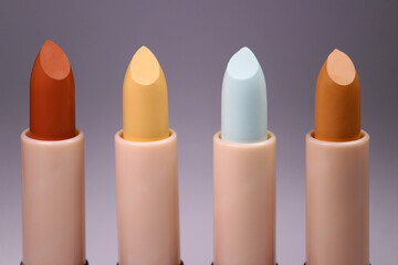 objetos para maquillar, labiales de distintos colores.

objects to make up, lipsticks of different...