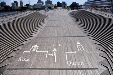 大桟橋のウッドデッキに描かれた「横浜三塔」