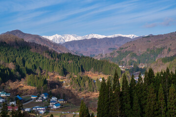 Obraz premium 白馬三山と山村