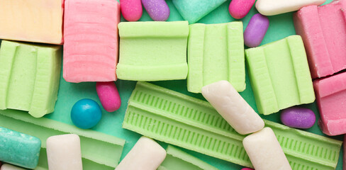 Different chewing gums on color background, closeup - obrazy, fototapety, plakaty