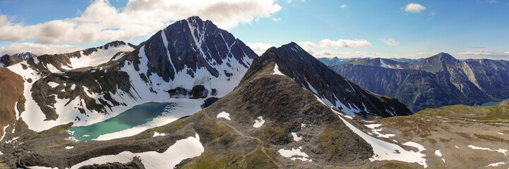 Obraz premium Summer time scenery in aerial view taken in Yukon Territory, Canada at Paddy Peak. 