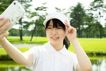自撮り　女性　スマホ　女子大生　サークル活動　ゴルフ場　日本人　大学生　高校生　女子