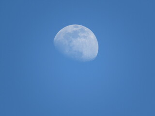 Mond bei Tag mit blauem Himmel