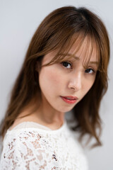 Fototapeta premium 白い服を着た女性