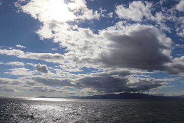 奥に陸地が見える海　雲