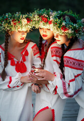 Obraz premium Young pagan girls with a lantern in their hands near the lake in the evening. 