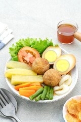 Selat solo galantin is a traditional Javanese dish that has European influences and originates from Solo, Central Java. Consisting of meat, egg, potatoes and vegetables.
