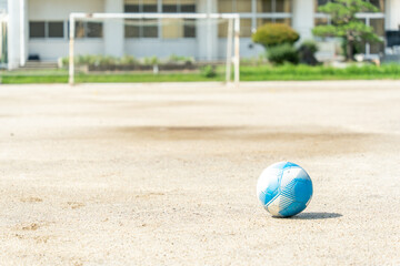 田舎の小学校のサッカーボールとサッカーゴール