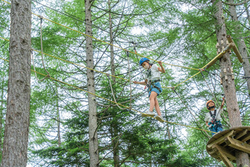 Fototapeta premium 夏休みにアスレチックで遊ぶアジア人の小学生