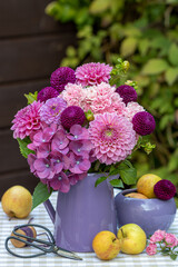 Blumenstrauß mit pink und lila Dahlien, Hortensienblüten und Rosen in Vase © Natalia Greeske