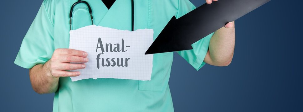 Analfissur. Arzt h&auml;lt Zettel und zeigt mit Pfeil auf medizinischen Begriff.