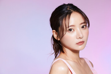 若い女性のカラフルな背景のビューティーポートレート