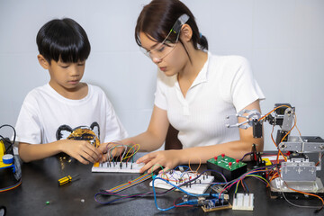 elder sister and brother brainstorm Focus on building robots, education, learning, lessons, robotics, schools, science, hobbies, activities, childhood family.