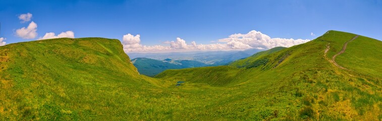 Fototapeta na wymiar panoramic view of the Ukrainian Carpathian mountains