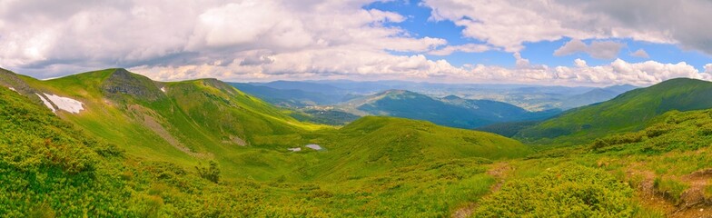 Fototapeta na wymiar panoramic view of the Ukrainian Carpathian mountains
