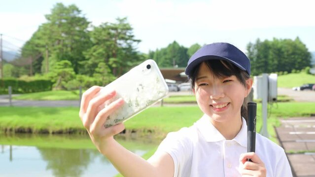 自撮り　女性　スマホ　女子大生　サークル活動　ゴルフ場　日本人　大学生　高校生　女子