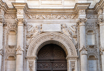 Primer plano de la magnífica puerta del perdón en la catedral siglo XVI de Granada, de estilo barroco y renacimiento, España