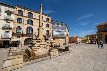 Fuente de los Leones, fuente ornamental del siglo XVIII, plaza Mayor, Soria, Comunidad Autónoma de...