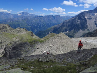 Fototapeta na wymiar groupe d'alpinisme dans le massif du mont Blanc avec casque et corde pour l'escalade en montagne