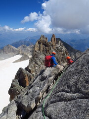 groupe d'alpinisme qui escalade en montagne rocher dans le massif du mont Blanc en France
