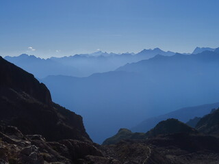 Paysage et horizon de haute montagne avec le Grand Combin en Suisse