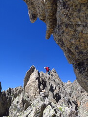 groupe d'alpinisme qui escalade en montagne rocher dans le massif du mont Blanc en France